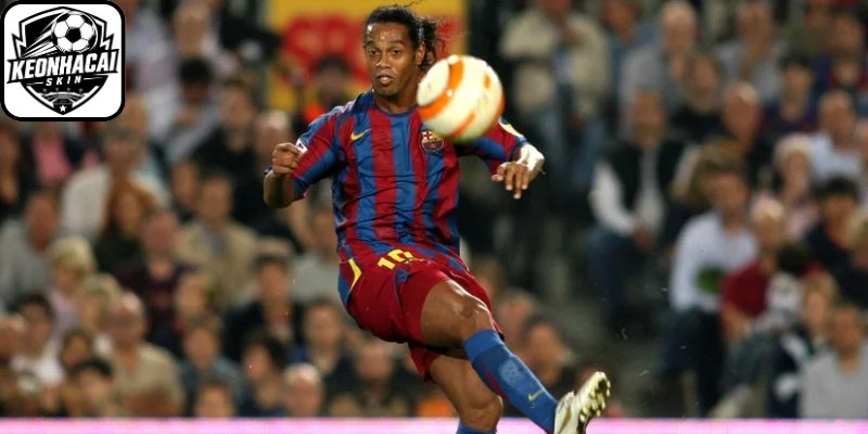 AM Trong Bóng Đá Là Gì? Vai Trò Và Kỹ Năng Tiền Vệ Công 3 Tiền vệ Ronaldinho giàu ngẫu hứng